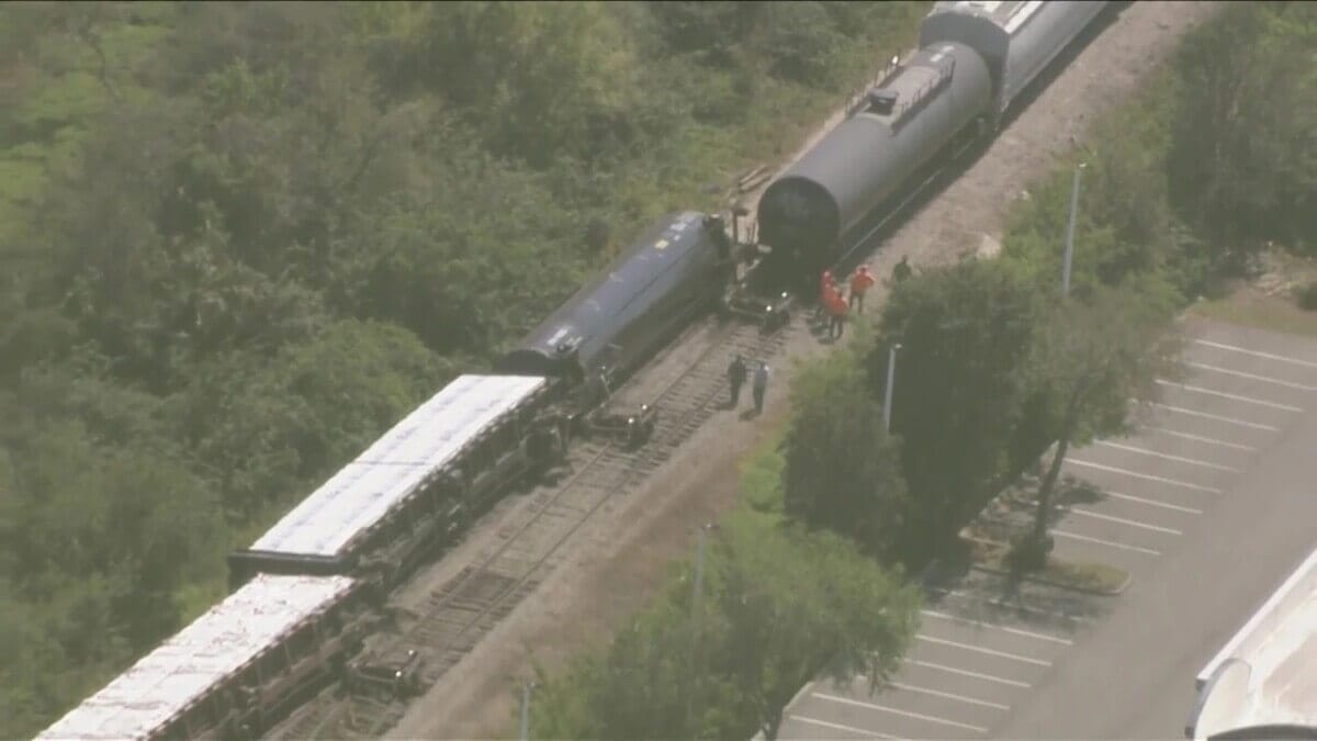 Train carrying propane tanks derails in Florida