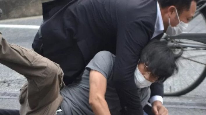 Yamagami Tetsuya being cut down by the policemen